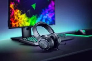 Giocare comodi: postazione, computer e cuffie